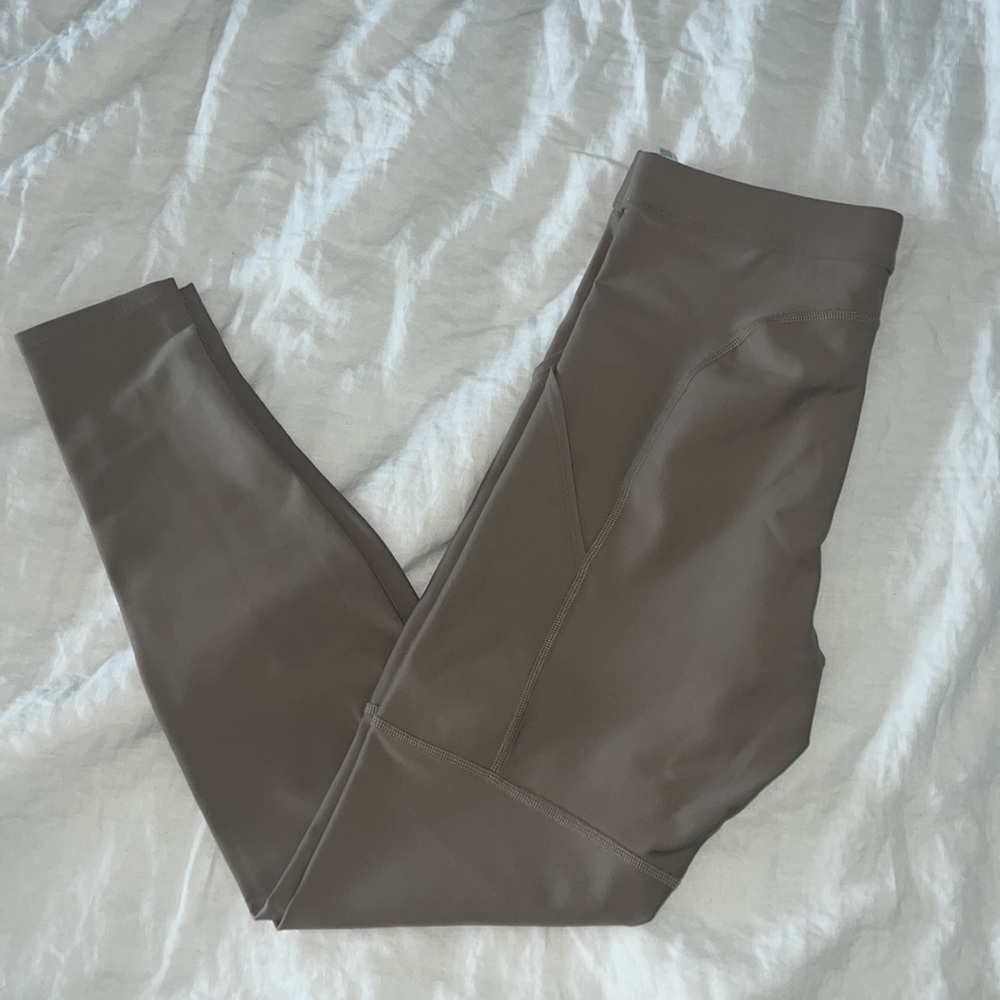 NW Alo Yoga leggings. Tan with pockets